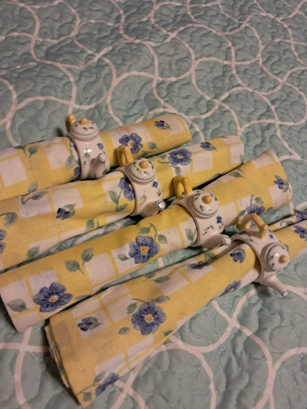 SET OF 4 PFALTZGRAFF SHELBY PERENNIALS TEAPOT NAPKIN RINGS AND CLOTH NAPKINS